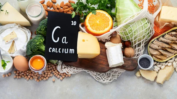 Hälsosam Mat Med Hög Kalciumhalt Ljus Bakgrund Mejeriprodukter Grönsaker Och — Stockfoto
