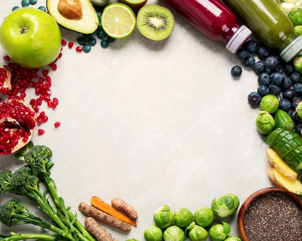 디톡스 스무디 쥬스는 배경에 있습니다 맛있는 채소와 있노라 위에서 — 스톡 사진