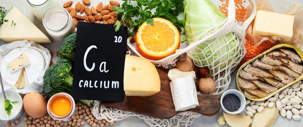 低背景的高钙健康食品 乳制品 蔬菜和超级食品 钙产品 顶视图 复制空间 — 图库照片