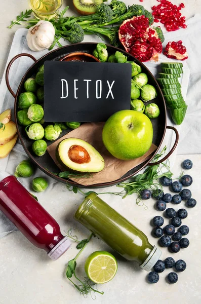 Hafif arkaplanda çeşitli detoks sıvıları var. Sağlıklı beslenme konsepti. Lezzetli sebzeler ve meyveler. Üst görünüm, düz görünüm, kopyalama alanı