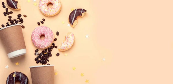 노란색 배경에 커피를 곁들인 도넛이요 베이커리 — 스톡 사진