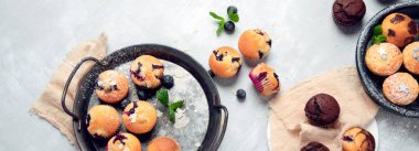 Hafif arka planda muffinler. Taze pişmiş kekler. Kutlama konsepti. Üst görünüm, düz görünüm, kopyalama alanı, panorama