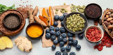 Sağlıklı yiyecekler temiz arka planda seçiliyor. Dengeli diyet konsepti. Süper yemek çeşitleri. Üst görünüm, düz görünüm, kopyalama alanı