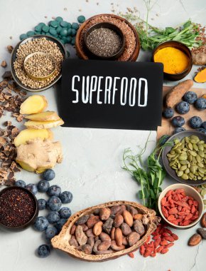 Sağlıklı yiyecekler temiz arka planda seçiliyor. Dengeli diyet konsepti. Süper yemek çeşitleri. Üst görünüm, düz görünüm, kopyalama alanı