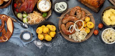 Karanlık arka planda Alman mutfağı. Geleneksel gıda konsepti. Izgara et ve abur cubur. Üst görünüm, düz görünüm, kopyalama alanı