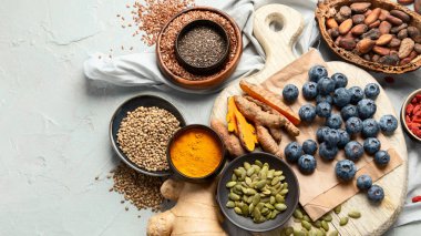 Sağlıklı yiyecekler temiz arka planda seçiliyor. Dengeli diyet konsepti. Süper yemek çeşitleri. Üst görünüm, düz görünüm, kopyalama alanı