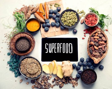 Sağlıklı yiyecekler temiz arka planda seçiliyor. Dengeli diyet konsepti. Süper yemek çeşitleri. Üst görünüm, düz görünüm, kopyalama alanı