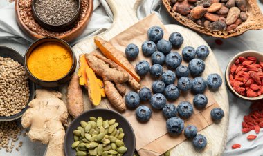 Sağlıklı yiyecekler temiz arka planda seçiliyor. Dengeli diyet konsepti. Süper yemek çeşitleri. Üst manzara, düz uzanma