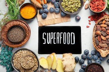 Sağlıklı yiyecekler temiz arka planda seçiliyor. Dengeli diyet konsepti. Süper yemek çeşitleri. Üst görünüm, düz görünüm, kopyalama alanı