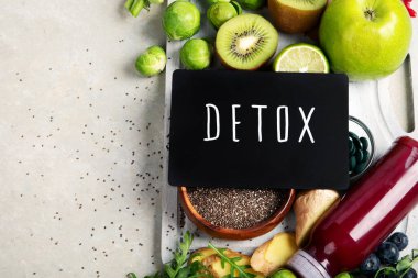 Hafif arkaplanda çeşitli detoks sıvıları var. Sağlıklı beslenme konsepti. Lezzetli sebzeler ve meyveler. Üst görünüm, düz görünüm, kopyalama alanı