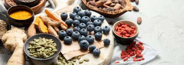 Sağlıklı yiyecekler temiz arka planda seçiliyor. Dengeli diyet konsepti. Süper yemek çeşitleri. panorama, boşluğu kopyala