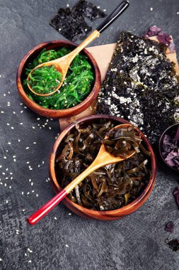 Farkfonda yosun çeşitleri var. Sağlıklı atıştırmalıklar. Üst görünüm, düz görünüm, kopyalama alanı