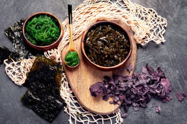 Farkfonda yosun çeşitleri var. Sağlıklı atıştırmalıklar. Üst manzara, düz uzanma