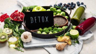 Hafif arkaplanda çeşitli detoks sıvıları var. Sağlıklı beslenme konsepti. Lezzetli sebzeler ve meyveler. 