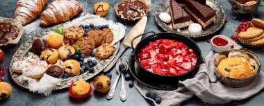 Pasta ve atıştırmalıklarla dolu bir tatlı masası. Çikolata. Kutlama konsepti. panorama