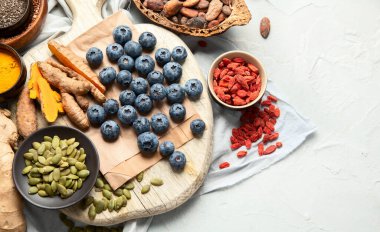 Sağlıklı yiyecekler temiz arka planda seçiliyor. Dengeli diyet konsepti. Süper yemek çeşitleri. Üst görünüm, düz görünüm, kopyalama alanı