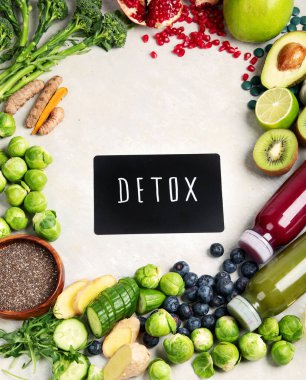 Hafif arkaplanda çeşitli detoks sıvıları var. Sağlıklı beslenme konsepti. Lezzetli sebzeler ve meyveler. Üst görünüm, düz görünüm, kopyalama alanı