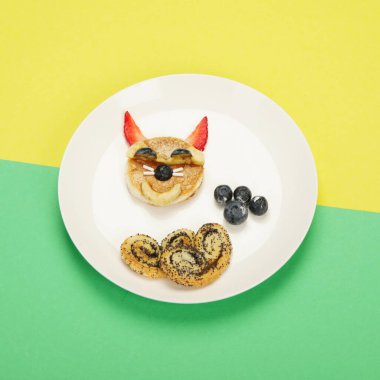 Renkli arka plandaki çocuklar için sağlıklı bir kadeh kaldırma. Sağlıklı kahvaltı fikri. Eğlenceli bir öğle yemeği. Üst manzara, düz uzanma