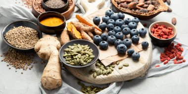 Sağlıklı yiyecekler temiz arka planda seçiliyor. Dengeli diyet konsepti. Superfood çeşitleri. 