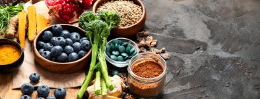 Sağlıklı yiyecekler, temiz yemek seçimleri, karanlık arka planda. Dengeli diyet konsepti. Süper yemek çeşitleri. panorama, boşluğu kopyala