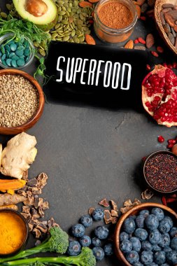 Sağlıklı yiyecekler, temiz yemek seçimleri, karanlık arka planda. Dengeli diyet konsepti. Süper yemek çeşitleri. Üst görünüm, düz görünüm, kopyalama alanı