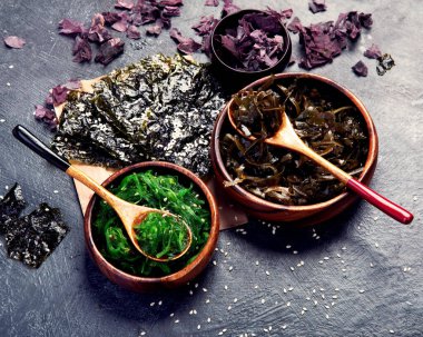 Farkfonda yosun çeşitleri var. Sağlıklı atıştırmalıklar. 