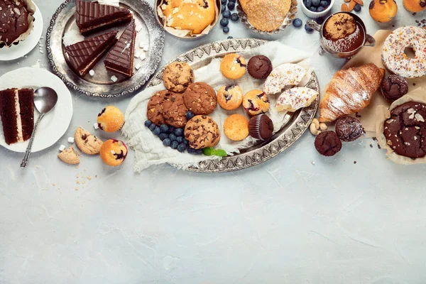 Desserttisch Mit Allerlei Snacks Auf Hellem Hintergrund Schokoriegel Feier Konzept — Stockfoto