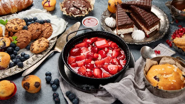 Pasta ve atıştırmalıklarla dolu bir tatlı masası. Çikolata. Kutlama konsepti. 