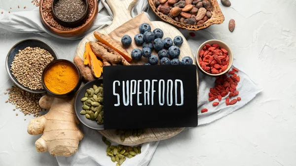 Sağlıklı yiyecekler temiz arka planda seçiliyor. Dengeli diyet konsepti. Süper yemek çeşitleri. Üst görünüm, düz görünüm, kopyalama alanı