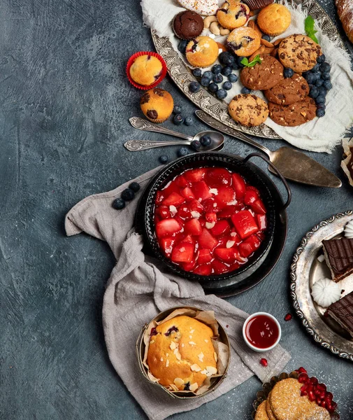 Pasta ve atıştırmalıklarla dolu bir tatlı masası. Çikolata. Kutlama konsepti. Üst görünüm, düz görünüm, kopyalama alanı