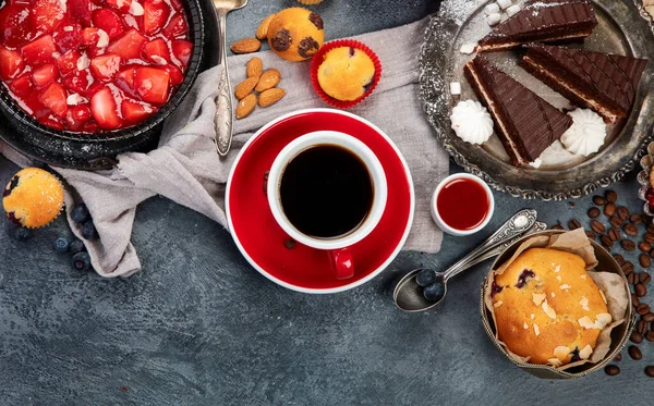 Mesa Sobremesa Com Todos Tipos Bolos Lanches Barra Doces Conceito — Fotografia de Stock