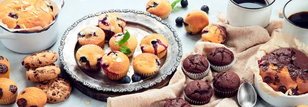 Muffin Választék Könnyű Háttérrel Frissen Sütött Sütik Ünnepség Koncepció Panoráma — Stock Fotó