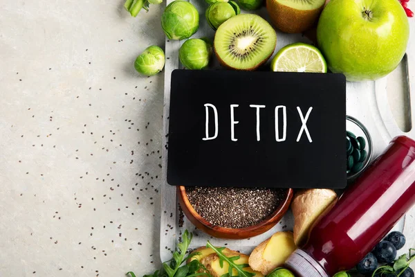 Hafif arkaplanda çeşitli detoks sıvıları var. Sağlıklı beslenme konsepti. Lezzetli sebzeler ve meyveler. Üst görünüm, düz görünüm, kopyalama alanı
