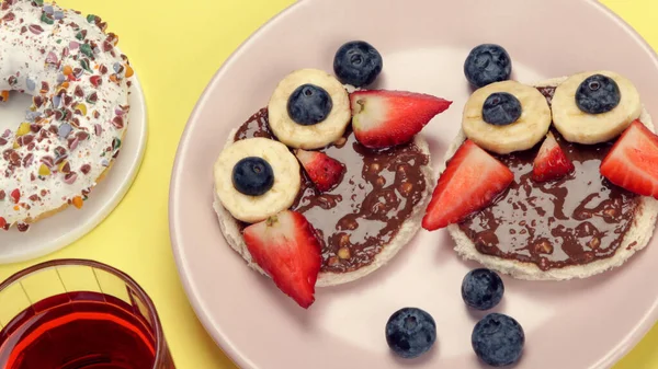 カラフルな背景の子供のためのパンケーキ 健康的な朝食のアイデア 楽しい昼食だ トップビュー フラットレイアウト — ストック写真