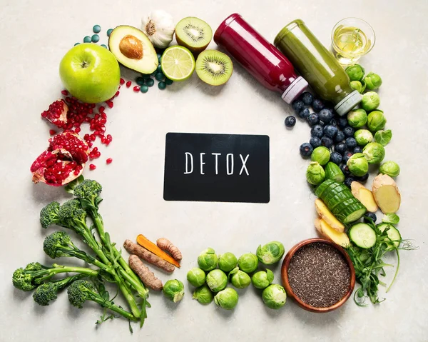 Hafif arkaplanda çeşitli detoks sıvıları var. Sağlıklı beslenme konsepti. Lezzetli sebzeler ve meyveler. Üst görünüm, düz görünüm, kopyalama alanı