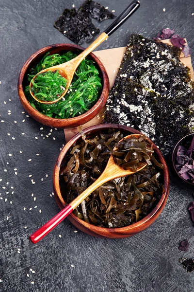 Farkfonda yosun çeşitleri var. Sağlıklı atıştırmalıklar. Üst görünüm, düz görünüm, kopyalama alanı