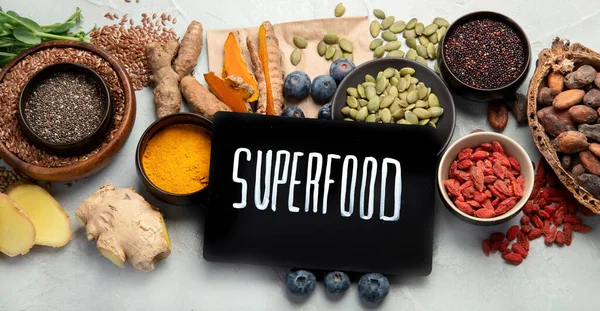 Sağlıklı yiyecekler temiz arka planda seçiliyor. Dengeli diyet konsepti. Süper yemek çeşitleri. Üst görünüm, düz görünüm, kopyalama alanı