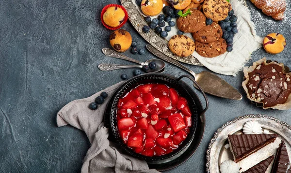 Pasta ve atıştırmalıklarla dolu bir tatlı masası. Çikolata. Kutlama konsepti. Üst görünüm, düz görünüm, kopyalama alanı