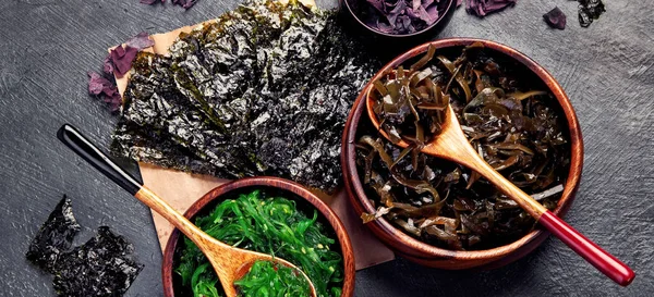 Farkfonda yosun çeşitleri var. Sağlıklı atıştırmalıklar. Üst manzara, düz yatış, manzara