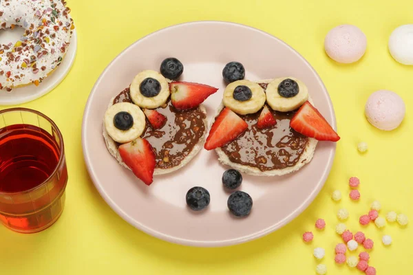 Clătite Pentru Copii Fundal Colorat Idee Sănătoasă Pentru Micul Dejun — Fotografie, imagine de stoc