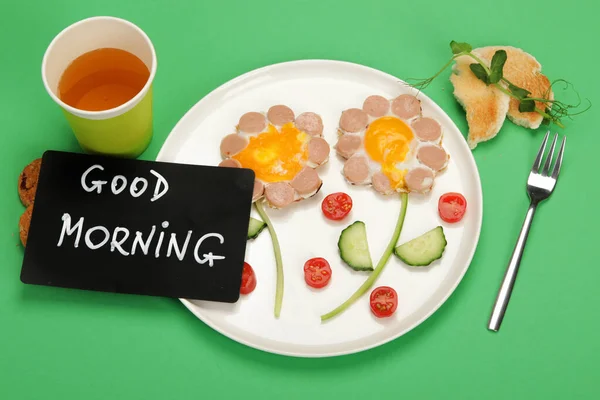 Renkli Arka Planda Çocuklar Için Sosisli Güneşli Yumurtalar Sağlıklı Kahvaltı — Stok fotoğraf