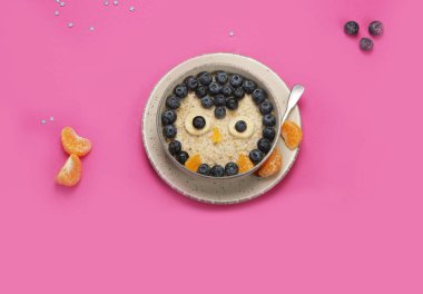 Çocuklar için yulaf ezmesi. Sağlıklı kahvaltı fikri. Eğlenceli bir öğle yemeği. Üst görünüm, düz görünüm, kopyalama alanı