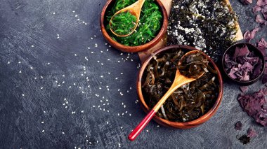 Farkfonda yosun çeşitleri var. Sağlıklı atıştırmalıklar. Üst görünüm, düz görünüm, kopyalama alanı