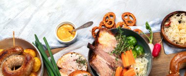 Geleneksel Alman mutfağı, Schweinshaxe kızarmış jambon. Bira, çubuk kraker ve tahtadan yapılmış çeşitli Bavyera spesiyalleri, beyaz sırtüstü, üst manzara, kopya alanı olan panorama..