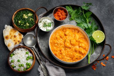 Sırtüstü uzanmış Hint yemeği. Geleneksel gıda konsepti. Bulaşıklar ve aperatifler. Üst manzara, düz görünüm