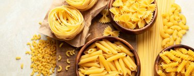 Hafif arka planda İtalyan makarnası. Geleneksel gıda konsepti. Düz konum, üst görünüm, kopyalama alanı, panorama