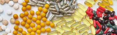 Renkli çeşitli ilaç hapları, haplar ve kapsüller. Vitamin Eklentileri                           