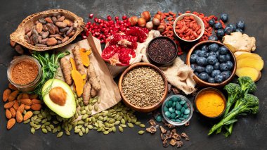 Sağlıklı yiyecekler, temiz yemek seçimleri, karanlık arka planda. Dengeli diyet konsepti. Süper yemek çeşitleri. Üst manzara, düz uzanma