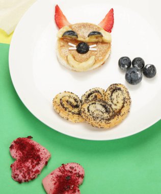 Renkli arka plandaki çocuklar için sağlıklı bir kadeh kaldırma. Sağlıklı kahvaltı fikri. Eğlenceli bir öğle yemeği. Üst manzara, düz uzanma