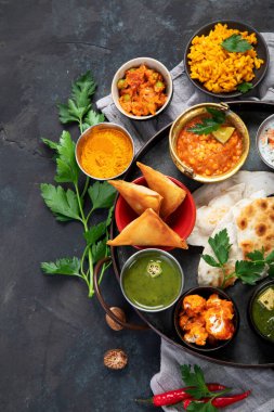 Hint Thali 'si karanlık arka planda. Geleneksel gıda konsepti. Organik gıda konsepti. Bulaşıklar ve aperatifler. Üst görünüm, düz görünüm, kopyalama alanı